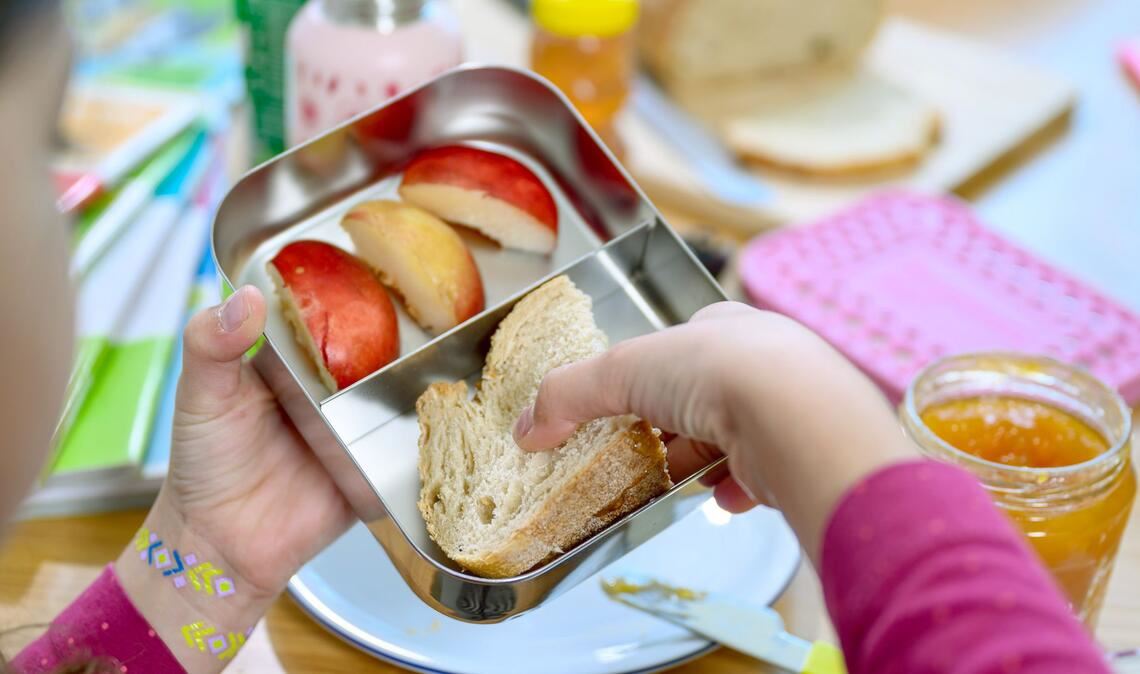 Kinder mit wählerischem Essverhalten aßen laut der Studie eher Fleisch, Fisch und Obst, wenn dieses in der Schulkantine auf dem Teller kam. (Symbolbild)
