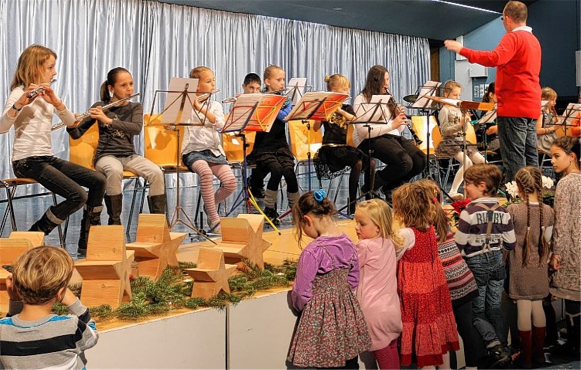 Kinder musizieren für Kinder auf der Jugendweihnachtsfeier des MV Ölbronn. 