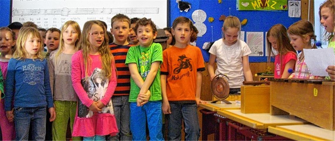 Kinder singen beim Elterncafé. Foto: privat