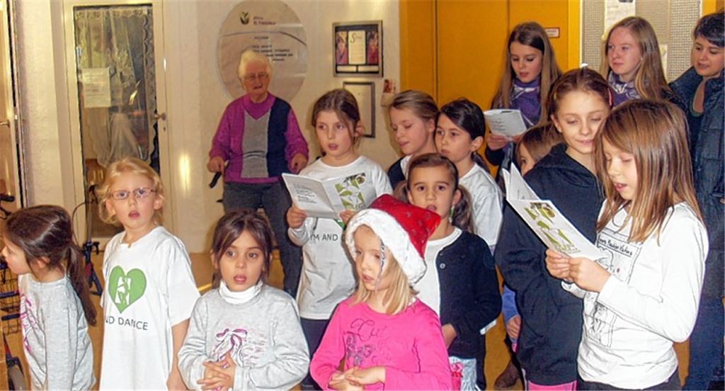 Kinder singen mit Senioren.