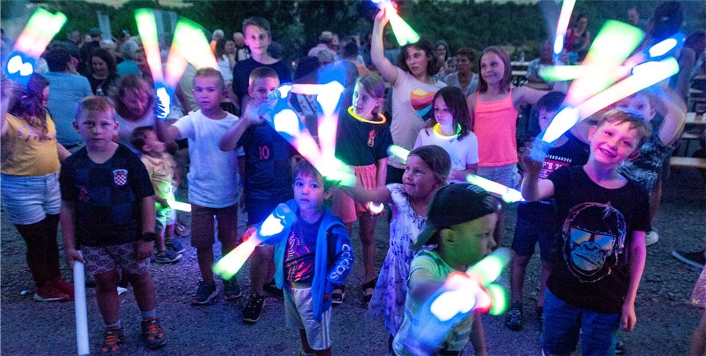 Kinder sorgen für ein leuchtendes Ausrufezeichen. Foto: Fotomoment
