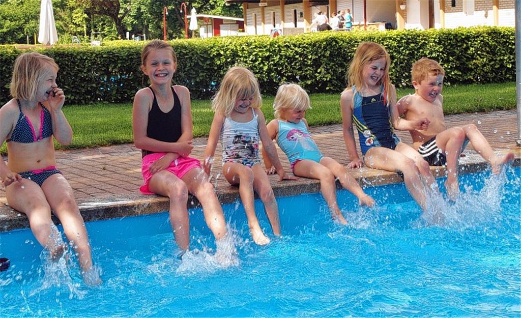 Kinder stürzen sich ins kühle Nass