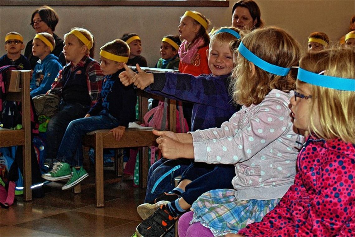 Kinder und Eltern verschiedener Konfessionen und Religionen zeigen Einigkeit. 