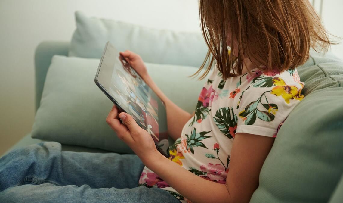 Kinder und Jugendliche sind im Netz vielen Gefahren ausgesetzt - Experten von Jugendschutz.net registrierten mehr als 15.000 Jugendschutzverstöße im vergangenen Jahr. (Symbolbild)