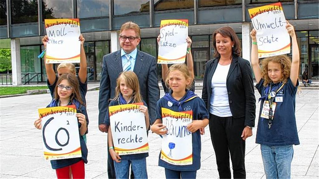 Kinder zeigen ihre Plakat-Wünsche. Mit auf dem Bild Landtagspräsident Guido Wolf und die CDU-Abgeordnete Viktoria Schmid. 