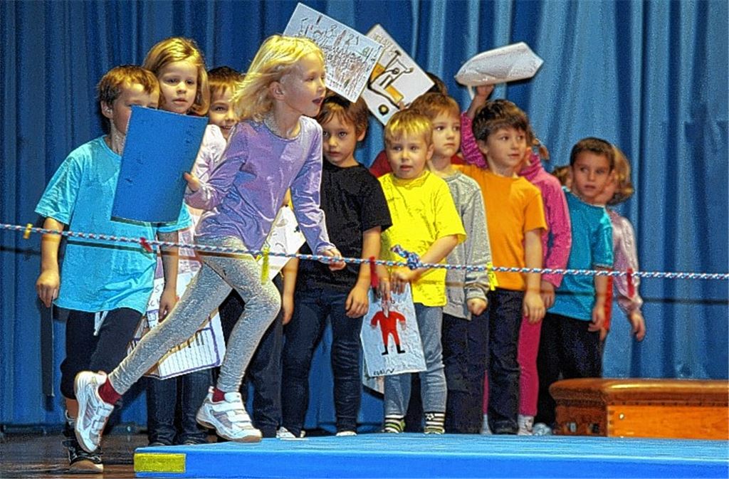Kinder zeigen sportliche Programmpunkte bei Weihnachtsfeier. Foto: Fotomoment