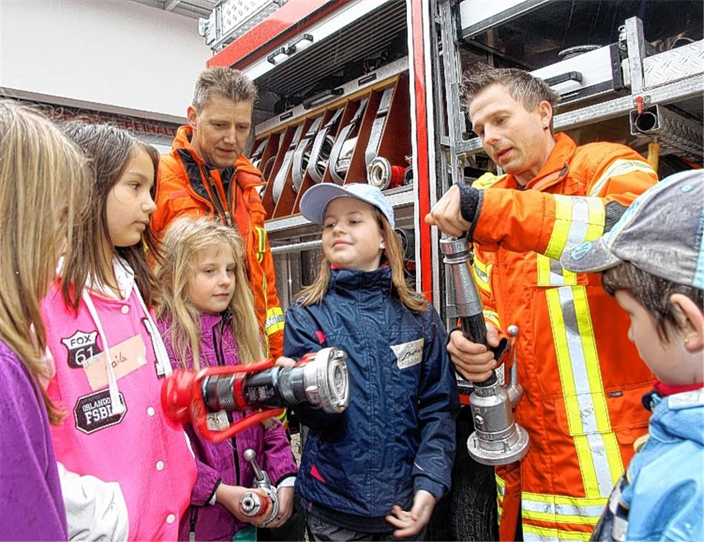 Kinder zu Gast bei der Feuerwehr.