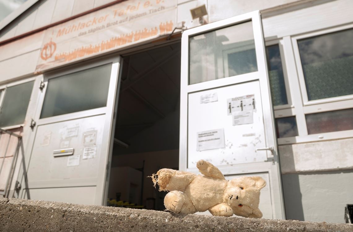 Kinderarmut ist in der Senderstadt – hier ein inszeniertes Symbolfoto vor der Mühlacker Tafel – bei einer Armutsquote von 9,0 Prozent ein vordringliches Thema. Foto: Fotomoment