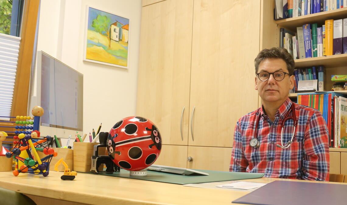 Kinderarzt Dr. Uli Friesinger versorgt gemeinsam mit seinem Team rund 2000 Patienten im Quartal. Doch mit Neuaufnahmen könnte bald Schluss sein. Foto: Deeg