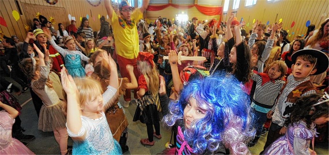 Bunte Kostüme und viel Spaß für den Nachwuchs