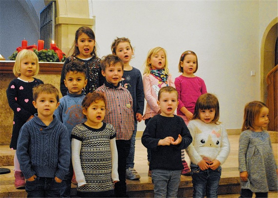Kinder bringen Licht in die Kirche und die Herzen