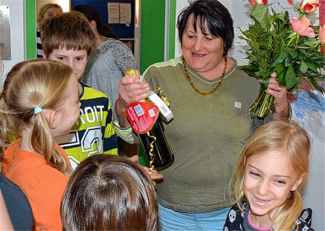 Kindergarten Wiernsheim: Ehemalige Kindergartenkinder und ihre Eltern verabschieden sich von Annerose Baral. 