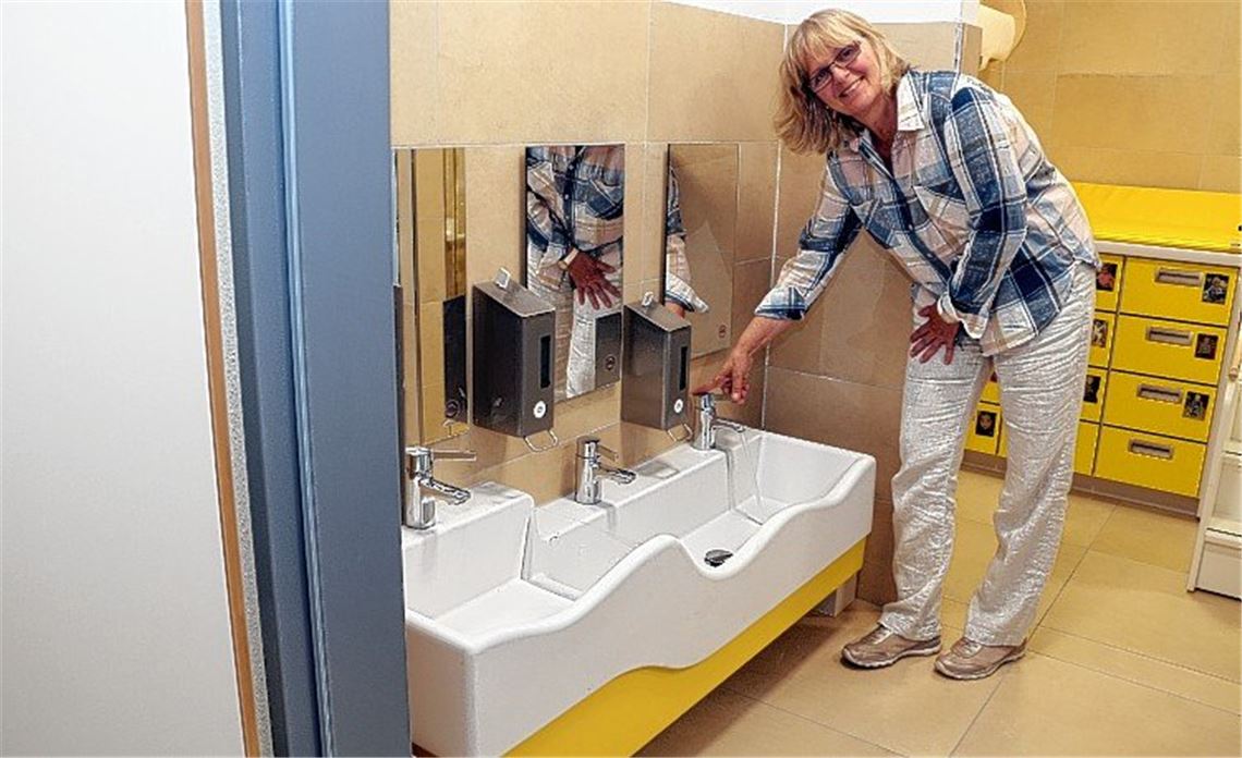 Kinder freuen sich über neue Räume