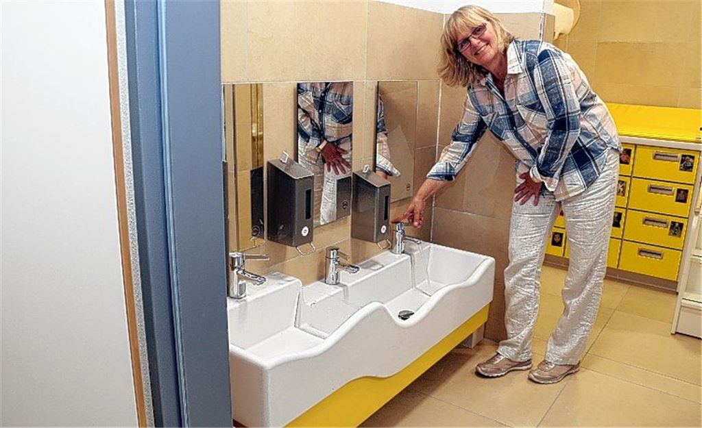 Kinder freuen sich über neue Räume