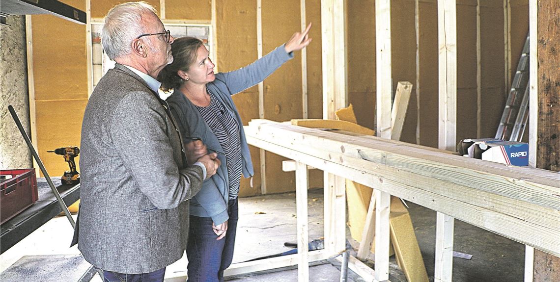 Mehr Platz für neue „Grashüpfer“ Kindergartenleiterin Julia Ziegler zeigt Karl Röckinger von der Scheuermann-Stiftung, was sich im derzeit umgebauten Flügel des Gebäudes tut.Fotos: Willimek