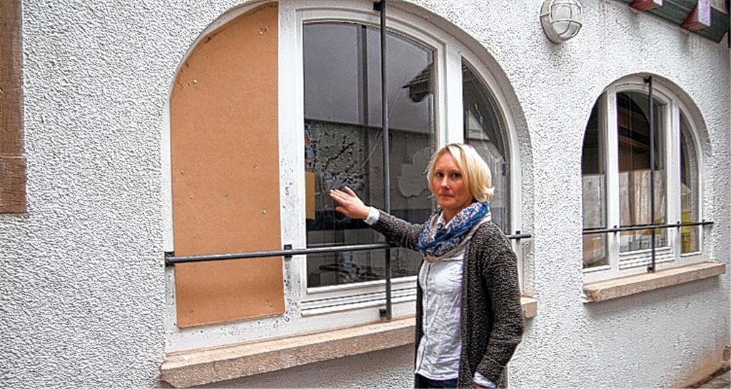 Kindergartenleiterin Melanie Zucker rekapituliert die Tat: Durch den Holzverschlag auf der linken Seite des Fensters sind die Einbrecher ins Innere des Gebäudes gelangt. Foto: Sadler