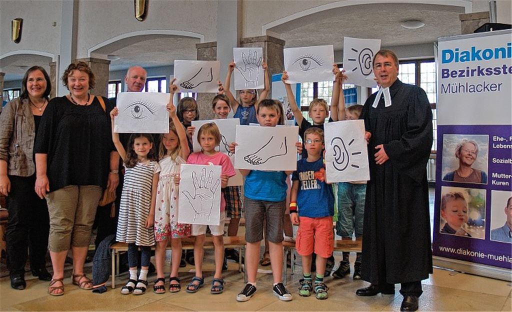 Kinderkirchen-Mitglieder machen symbolisch darauf aufmerksam, wie sehr jedes Glied auf das andere angewiesen ist, um zu funktionieren.