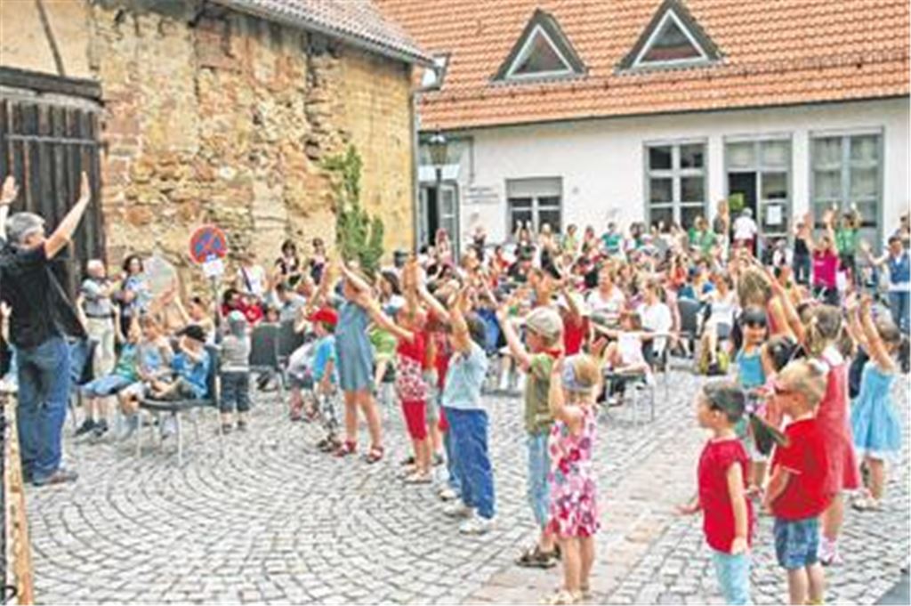 Kinderliedermacher Uwe Lal entführt die Festbesucher auf eine musikalische Reise in ferne Galaxien. Anschließend stehen kreative Workshops auf dem Programm. Foto: Bettinger