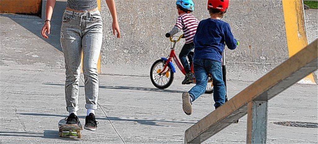 Kleinkinder trüben den Spaß der Skater