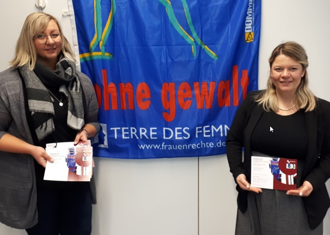 Kinga Golomb, die Gleichstellungsbeauftragte des Enzkreises (li.), und die Sternenfelser Bürgermeisterin Antonia Walch werben für den Aktionstag „Nein zu Gewalt an Frauen“ am 25. November. Foto: privat