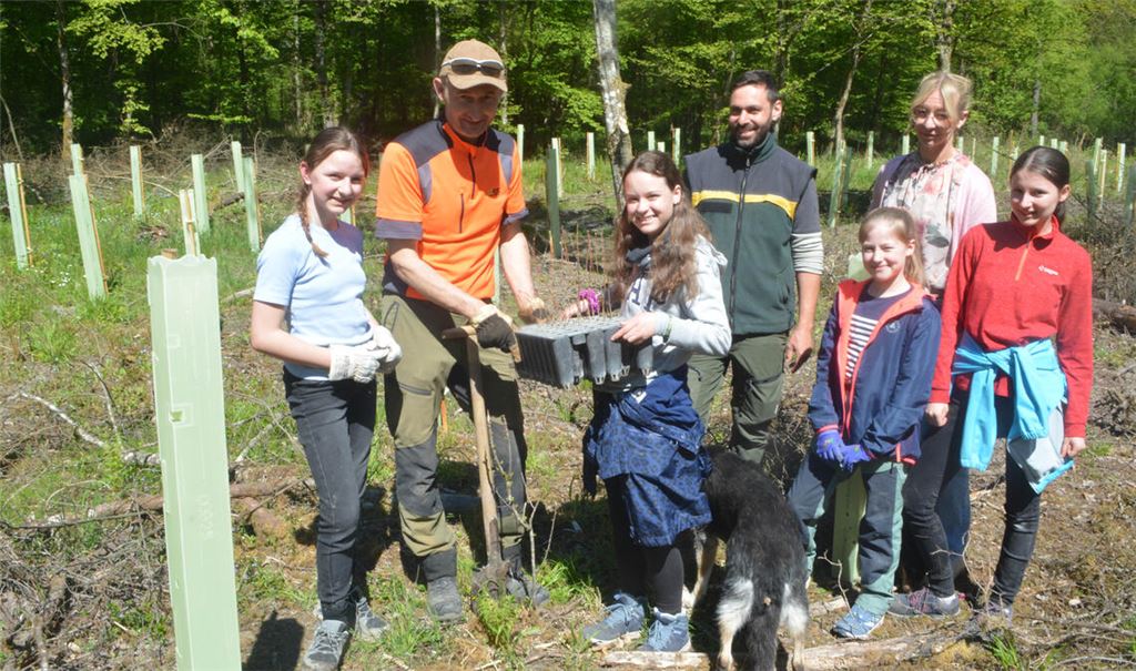 Kinga Golomb und Maximilian Rapp (hintere Reihe v.re.) freuen sich über das Interesse der Mädchen an den Berufen Försterin und Forstwirtin. Fotos: Stahlfeld