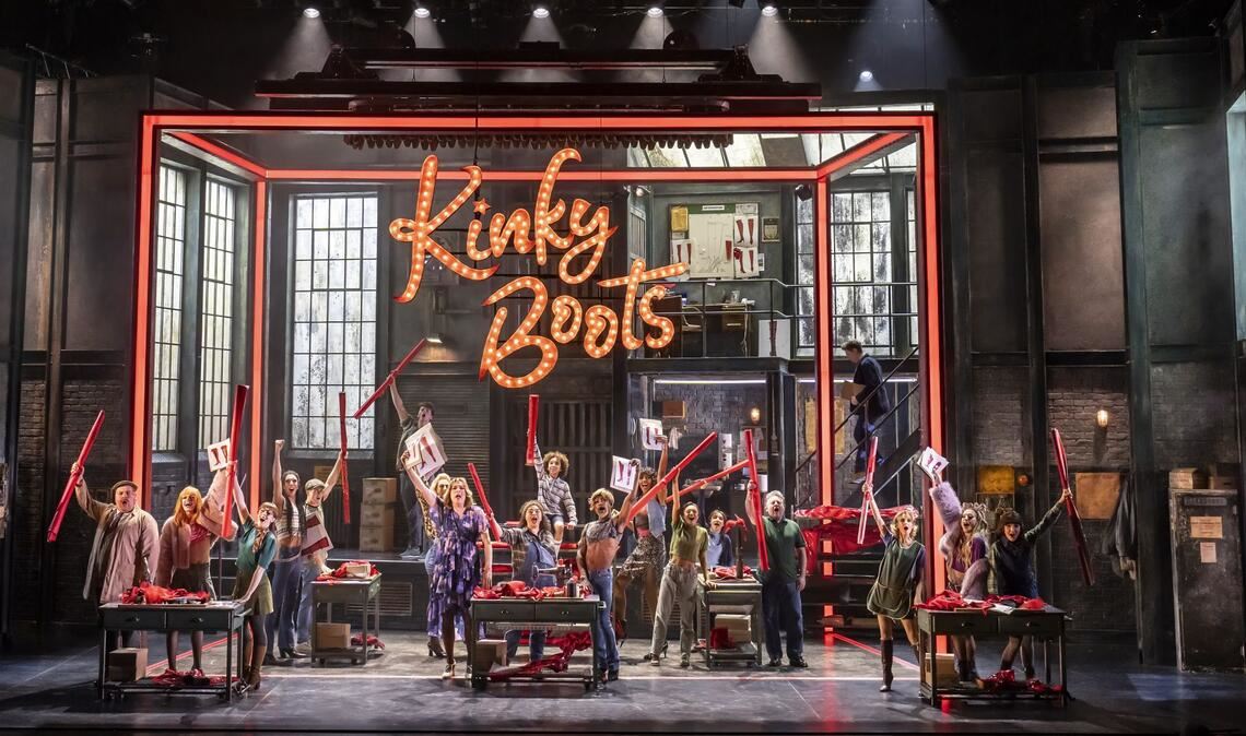 "Kinky Boots" erzählt die Geschichte von Charlie Price, der die angeschlagene Schuhfabrik seines toten Vaters erbt.