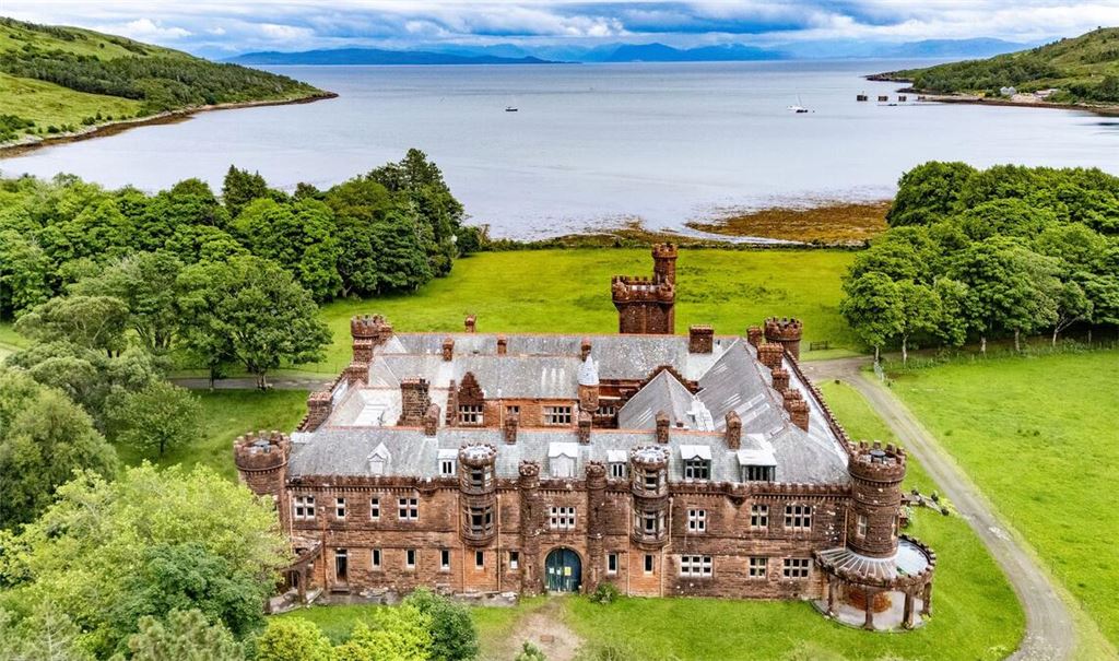 Kinloch Castle verfügt über sieben repräsentative Gesellschaftsräume und 20 Schlafzimmer. (Foto: Nest Marketing/NatureScot /PA Media/dpa)