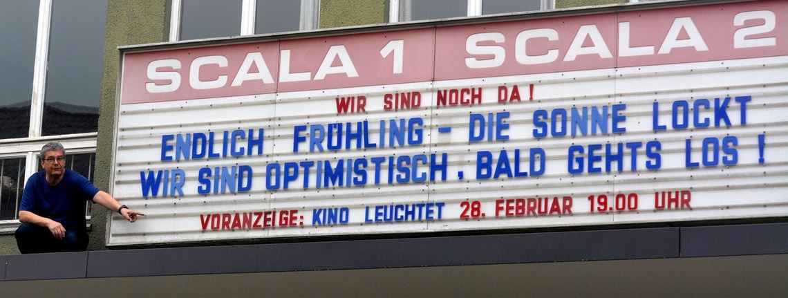 „Kino leuchtet. Für dich.“ heißt es auch bei Joachim Baensch. Das Scala Filmtheater sendet mit über 300 weiteren Kinos im Rahmen einer bundesweiten Aktion ein wichtiges Zeichen. Foto: Stahlfeld