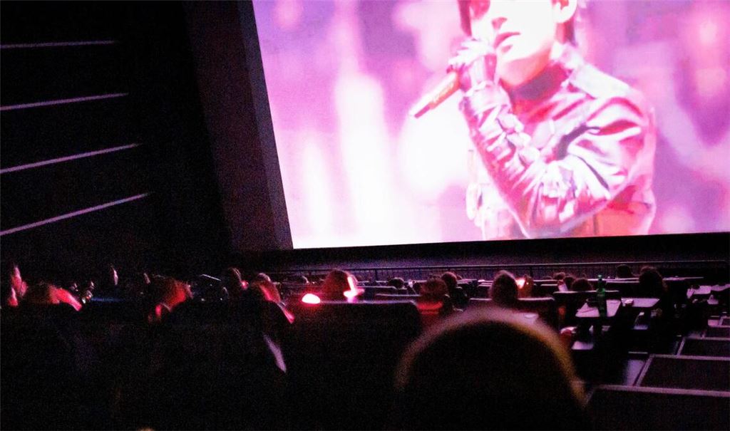 Kino statt Konzertsaal: Fans in Berlin feierten auf bequemen Sesseln.