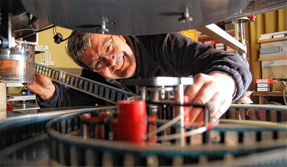 Kinobetreiber Joachim Baensch legt ein Startband ein. Trotz des Trends zur Digitalisierung des Films, der auch das Scala erfasst hat, gibt es nach wie vor Vorführungen, bei denen der altbewährte 35-Millimeter-Streifen abgespult wird. Während viele kleine Lichtspielhäuser schließen müssen, sieht sich der 50-Jährige mit seinem Unternehmen für die Zukunft gut aufgestellt. 