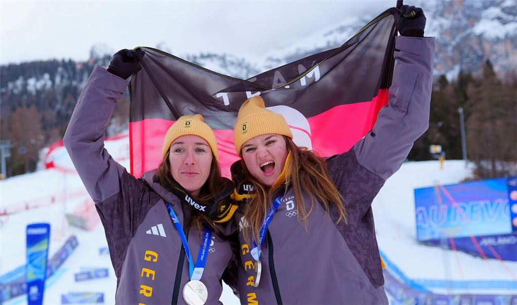 Kira Weidle-Winkelmann (li.) und Emma Aicher bejubeln Silber in der alpinen Team-Kombination.