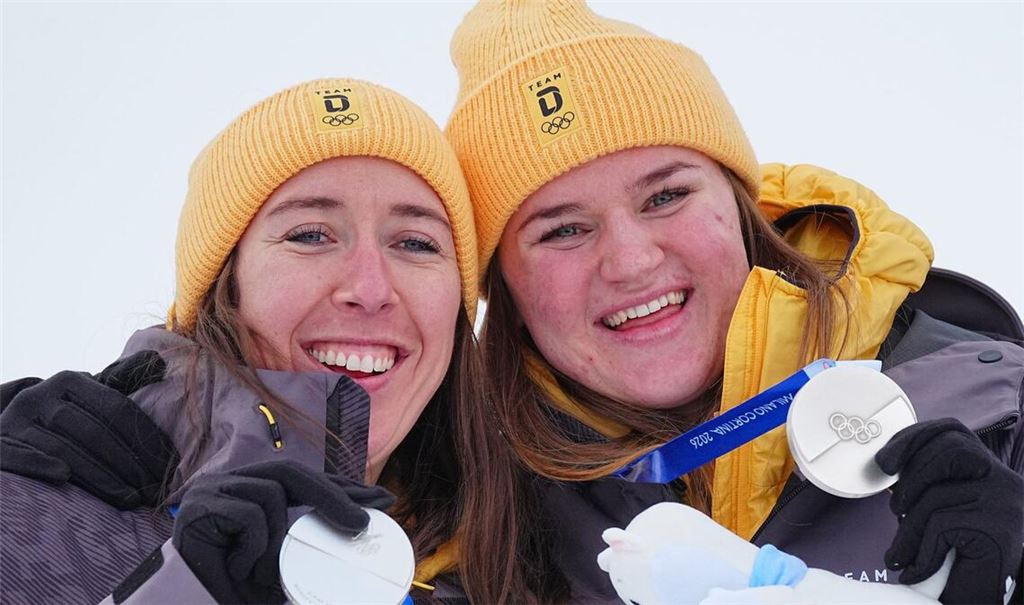 Kira Weidle-Winkelmann (links) jubelt zusammen mit Emma Aicher über Kombi-Silber.
