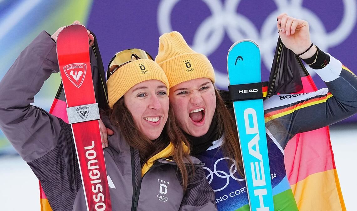 Kira Weidle-Winkelmann (links) und Emma Aicher (Deutschland) jubeln über ihre Silbermedaille.