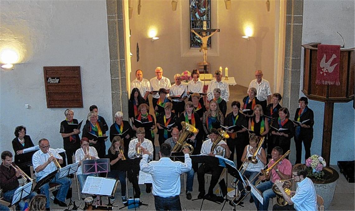 Kirchenchor und Posaunenchor feiern mit einem gemeinsamen Konzert das 555-jährige Bestehen der Peterskirche. Foto: Rieger