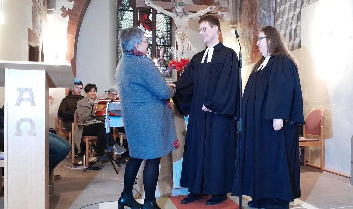 Kirchengemeinderatsvorsitzende Angela Bassier dankt dem Pfarrehepaar Sandra und Markus Epting. Foto: Filitz