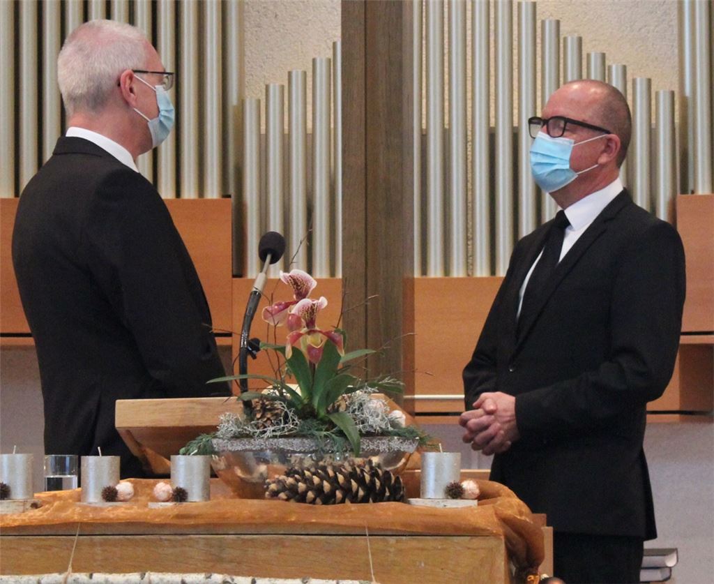 Kirchenpräsident Michael Ehrich (li.) dankt Hartmut Schöpp für seinen Einsatz.privat