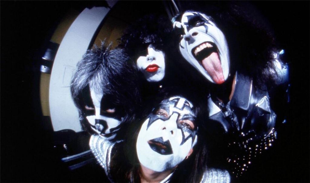 Kiss machte mit wildem Make-up, spektakulären Kostümen und theatralischen Live-Shows Furore. (Archivbild)