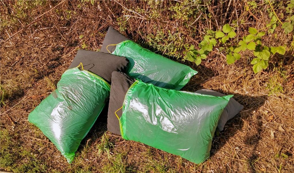 Kissen in der Natur entsorgt
