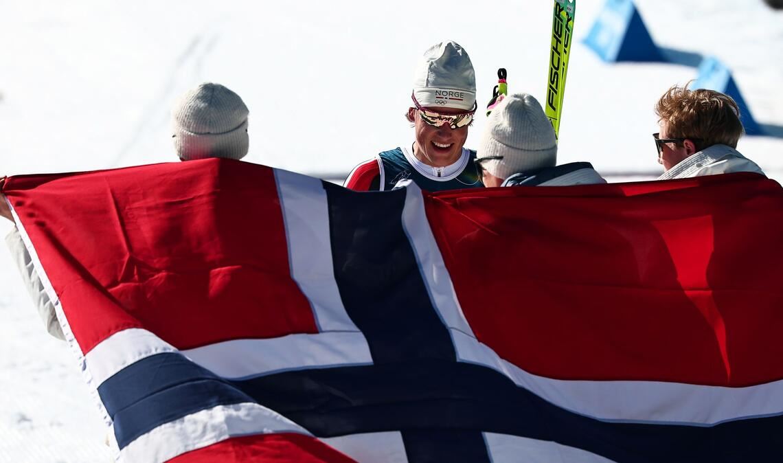 Klaebo (2.v.l.) siegte mit Norwegens Staffel souverän.