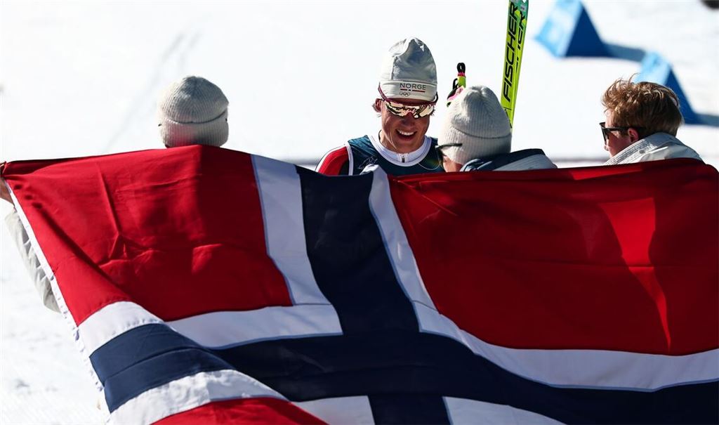 Klaebo (2.v.l.) siegte mit Norwegens Staffel souverän.