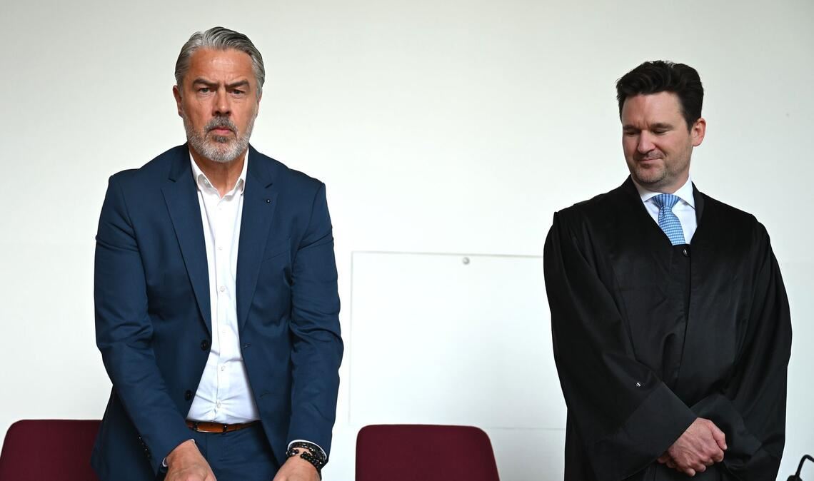 Kläger Matthias Timm neben seinem Anwalt Dennis Geissler zu Beginn der Bonner Verhandlung.