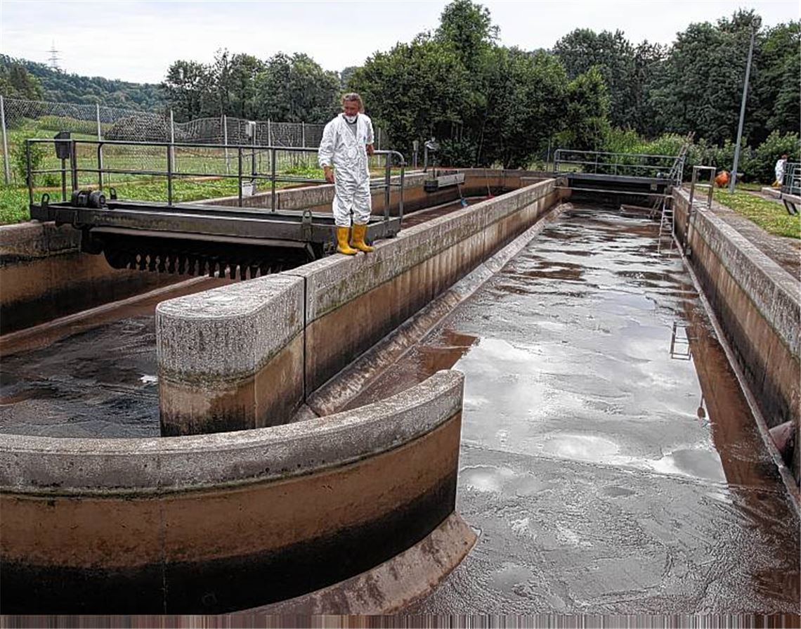 Klärwärter Mario Jäger am leeren Klärbecken, das zuerst saniert wird. 