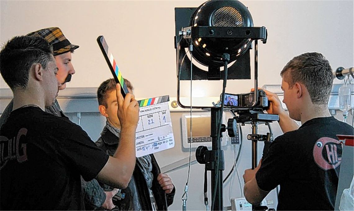 Klappe, Kamera läuft: Zeitweise rund 30 Jugendliche aus Lienzingen haben ein Jahr lang an dem Film „Koma. Blienzles letzter Fall“ mitgearbeitet.