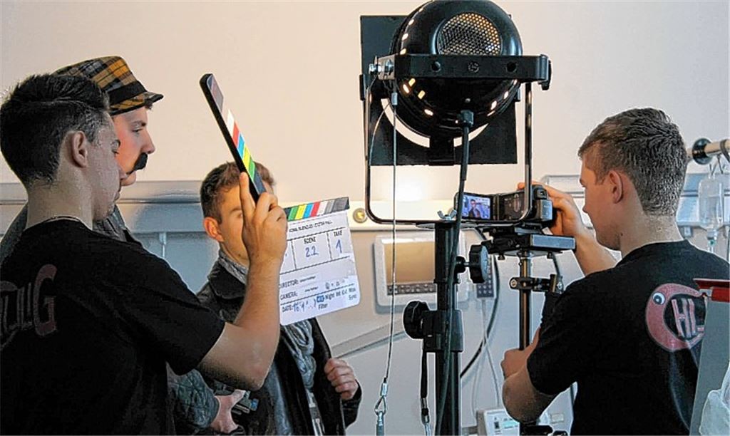 Klappe, Kamera läuft: Zeitweise rund 30 Jugendliche aus Lienzingen haben ein Jahr lang an dem Film „Koma. Blienzles letzter Fall“ mitgearbeitet.