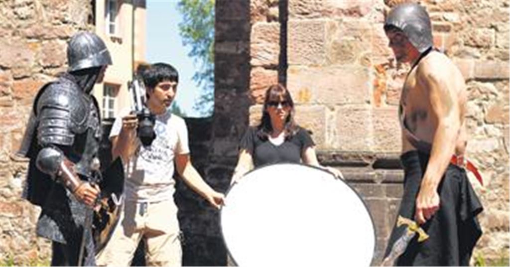 Klappe und Action: Serdar Dogan, der in Mühlacker erste Erfahrungen mit Kameras gesammelt hat, beim Dreh zu seinem ersten Spielfilm Kopfkino. In der Liebeskomödie, die der Regisseur erzählt, geht es um einen schüchternen Buchhändler, der sich verliebt und nicht weiß, wie er die schöne Julia ansprechen soll. Musik soll dem Helden bei der Eroberung der Angebeteten helfen. Foto: privat