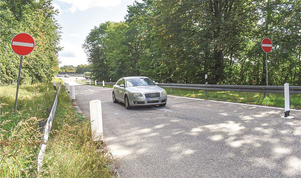 Klar ausgeschildert: Vom Parkplatz auf Höhe von Ispringen ist der 35-jährige Geisterfahrer entgegen der Fahrtrichtung auf die A8 eingebogen. Fotos: Myroshnichenko