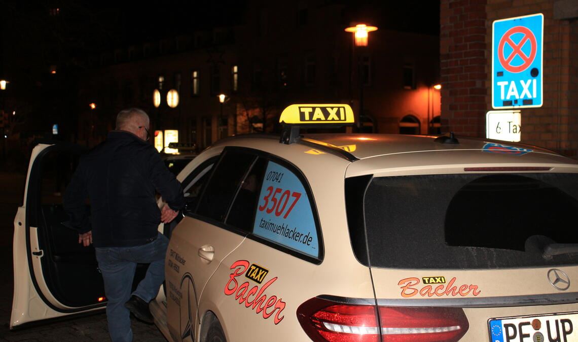 Klar geregelt: Wer in der Reihe der Taxis am Mühlacker Bahnhof ganz vorne steht, übernimmt den nächsten Auftrag. Fotos: von Wagner