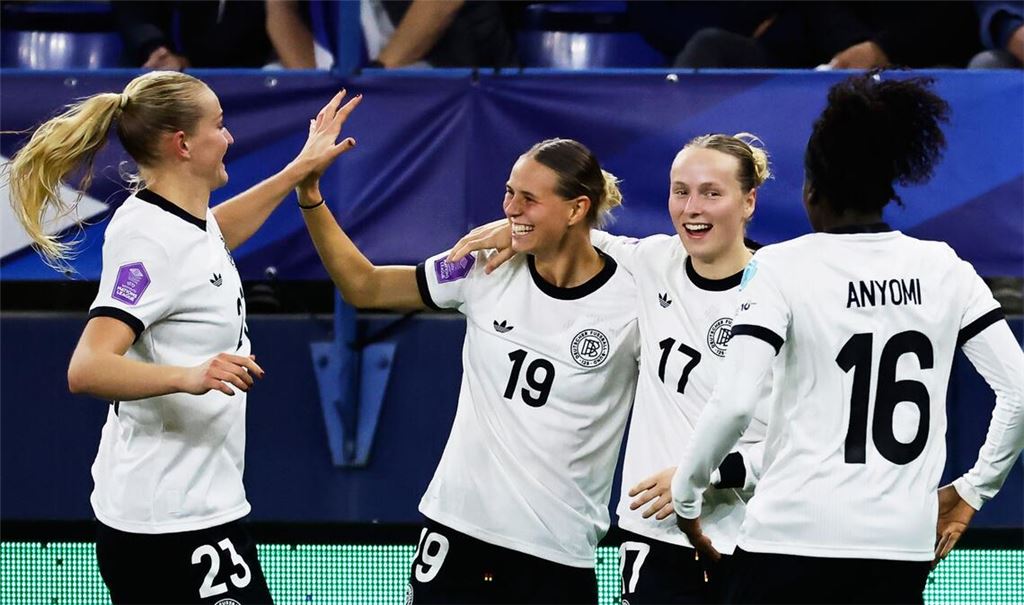 Klara Bühl (Nr. 19) freut sich über ihr Tor zum 2:1.