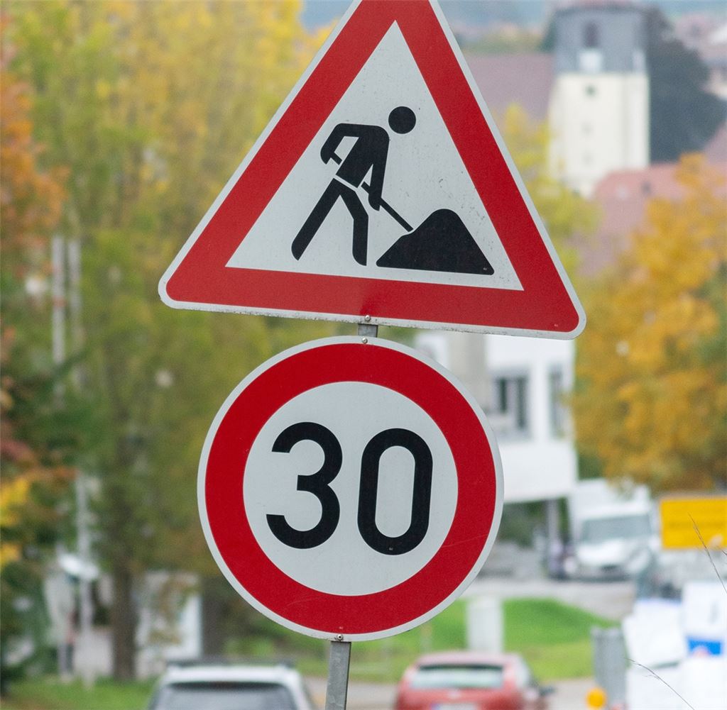 Klare Ansage – oder hebt das Ortsschild Tempo 30 wieder auf? Foto: Fotomoment