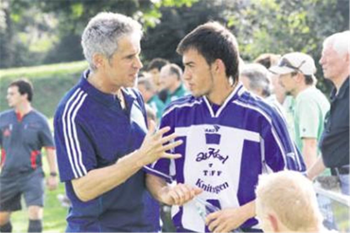 Klare Anweisungen: Hinten stabil stehen und vorne konsequent abschließen, fordert der Knittlinger Trainer Eberhard Braun von seinen Spielern. Foto: Eigner